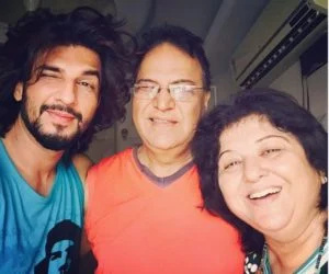   Manish Raisinghan con i suoi genitori