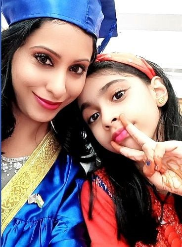   श्रेया सुमी अपनी बेटी के साथ