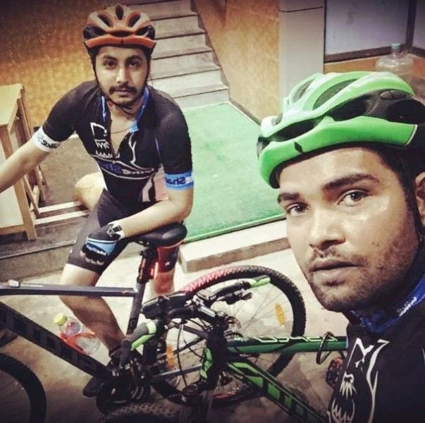   Arjuna Harjai auf seinem Scott-Bike
