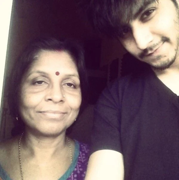   Arjuna Harjai mit seiner Mutter