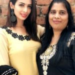   Heena Panchal com sua mãe