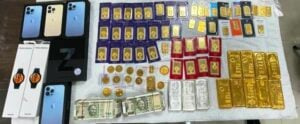   Une photo d'or, d'argent et d'autres objets de valeur récupérés par l'officier de l'IAS arrêté Sanjay Popli's residence in Chandigarh by the Punjab Vigilance team