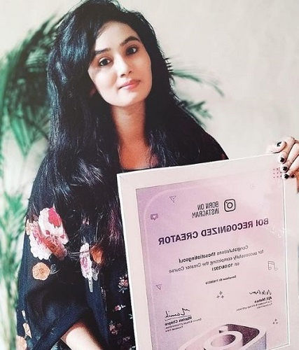   Ritika Singh na hawak ang kanyang recognition certificate