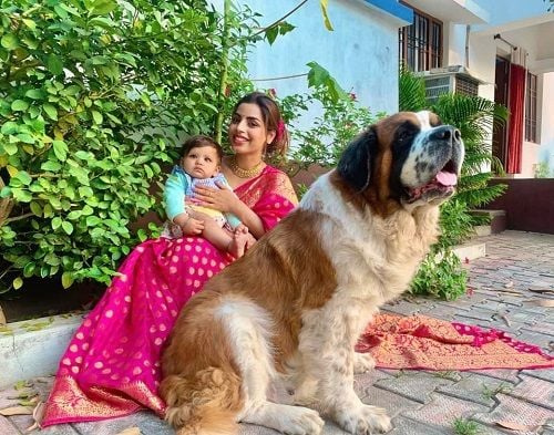   Divya Rai sa svojim psom ljubimcem
