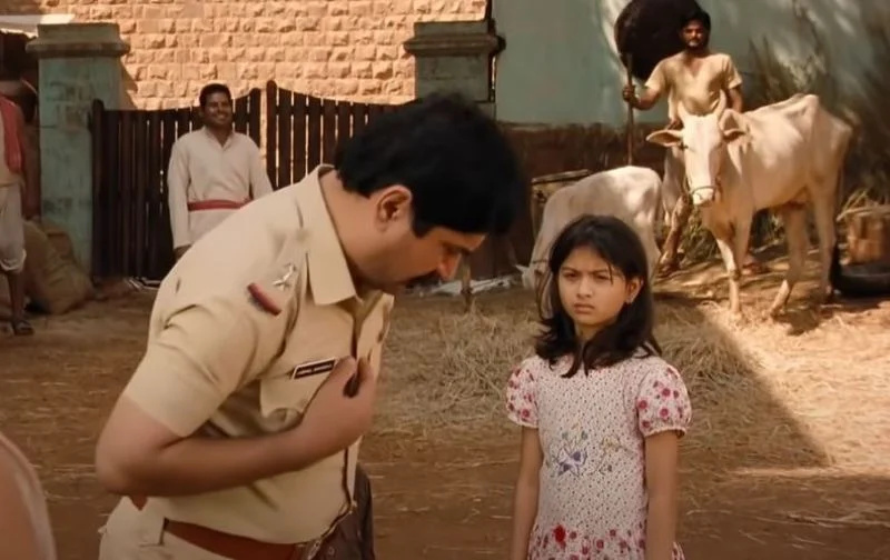   Saniya jako inspektor Sharma's daughter in the film 'Rowdy Rathore'