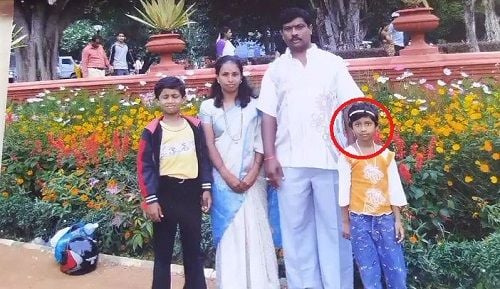   Jayshree Aradhya's childhood picture with her parents and brother