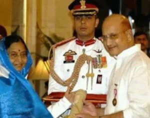   Krishna recevant l'Inde's third-highest civilian honour Padma Bhushan from Pratibha Devisingh Patil, the 12th President of India