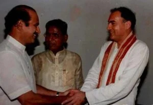   Krishna (à gauche) avec l'ancien Premier ministre indien Rajiv Gandhi
