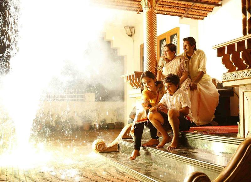   Sanoop Santhosh bersama keluarganya - Imej yang dirakam pada majlis Vishu, perayaan Hindu yang disambut di negeri Kerala, India