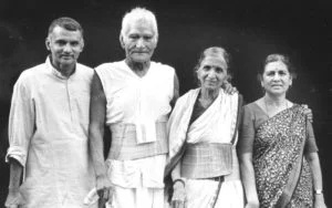   Prakash Amte z rodzicami i żoną