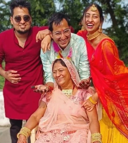   Kiran Yogeshwar su savo šeimos nariais