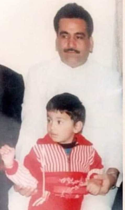   Foto masa kecil Lakshay bersama ayahnya