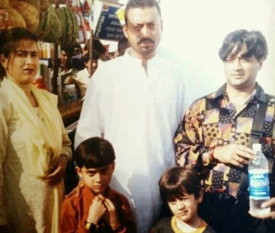   अपने माता-पिता और बाद में बॉलीवुड अभिनेता इरफ़ान खान के साथ ज़ैन इबाद खान (लाल शर्ट में) की बचपन की तस्वीर