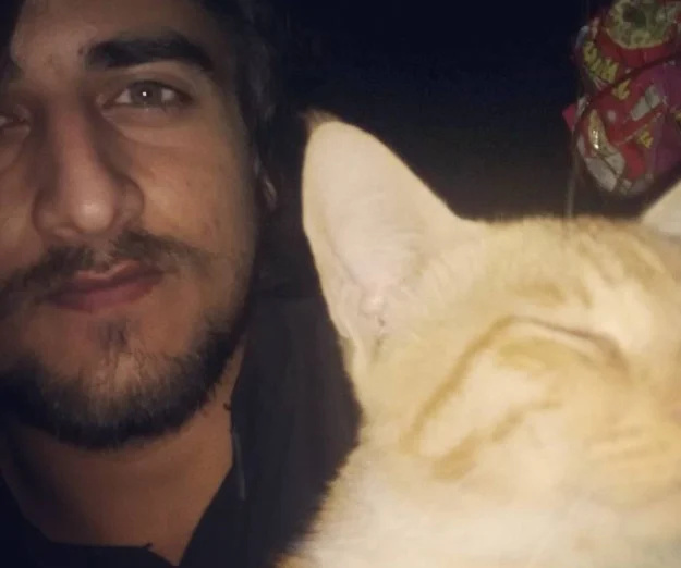   ज़ैन इबाद खान अपनी पालतू बिल्ली के साथ