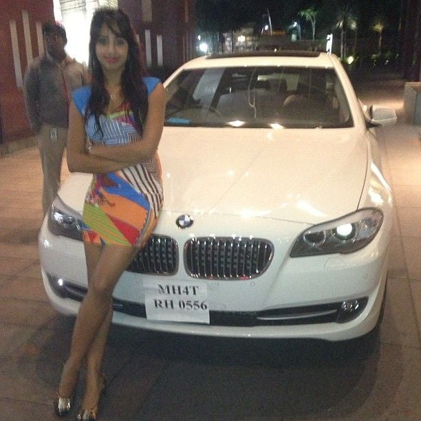   Sanjjanaa Galrani עם המכונית שלה