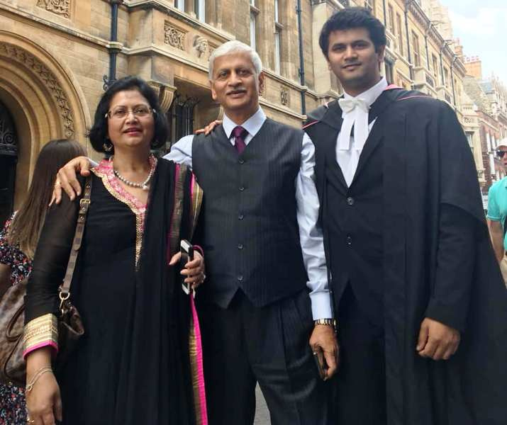   U. U. Lalit กับภรรยาของเขา Amita Lalit และลูกชาย Shreeyash Lalit