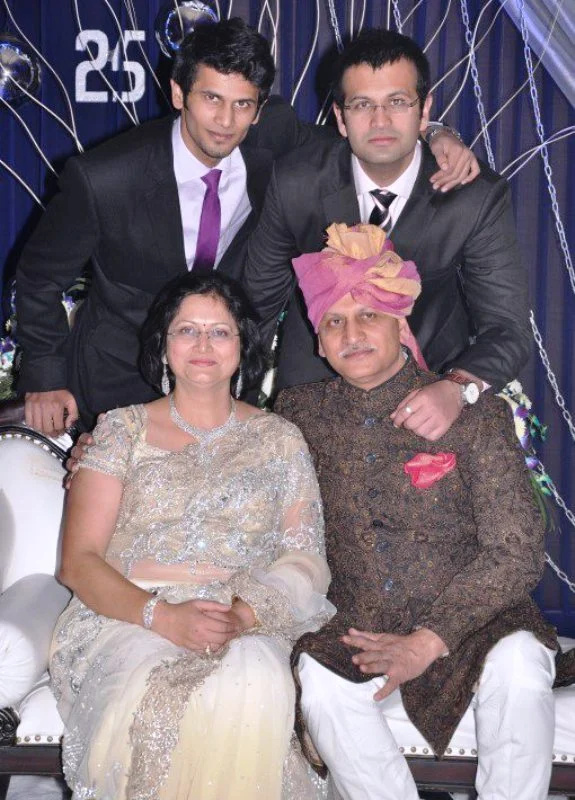   U. U. Lalit กับภรรยาของเขา Amita Lalit และลูกชาย Shreeyash Lalit และ Harshad Lalit