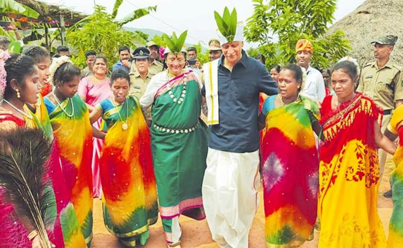   UU Lalit กับภรรยาของเขา Amita Uday Lalit เต้นรำในพิธีแต่งงานของชนเผ่าในเมือง Araku รัฐอานธรประเทศ