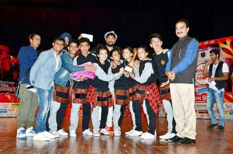   Pratibha Ranta עם צוות הריקוד שלה