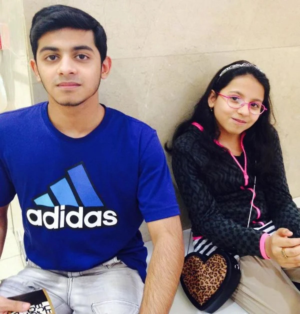   Duaa Aamir avec son frère