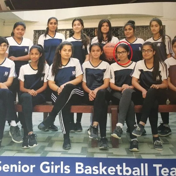   Duaa Aamir avec son chat's group photo of her school's basketball team