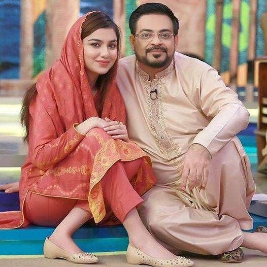   Aamir Liaquat Hussain avec sa deuxième épouse, Syeda Tuba Aamir