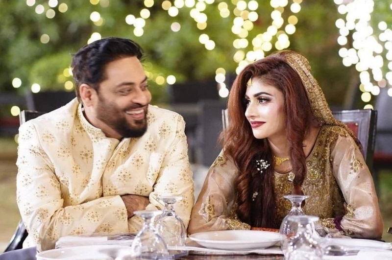   Aamir Liaquat Hussain avec sa troisième épouse, Syeda Dania Shah