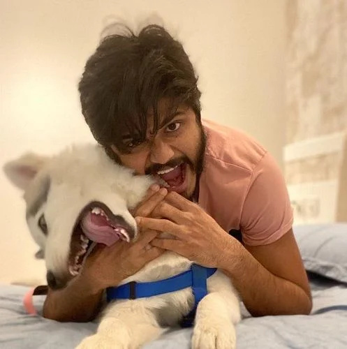   Ананд Девераконда и неговото домашно куче
