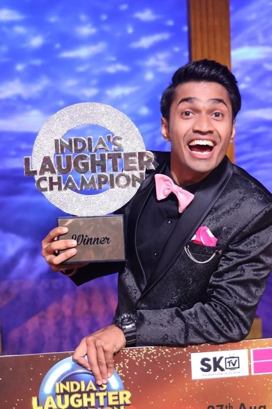   Rajat Sood po zdobyciu indyjskiego tytułu mistrza śmiechu (2022)