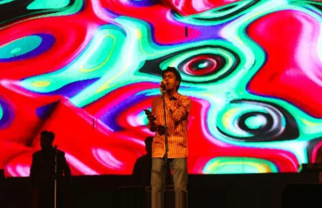   Rajat Sood jest gospodarzem koncertu pendżabskiego piosenkarza Guri