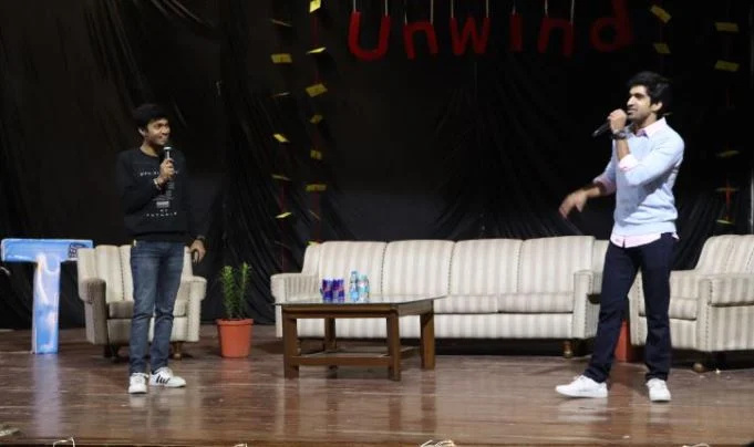   Rajat Sood prowadzi talk show na żywo dla The Viral Fever z Keshavem Sadhną