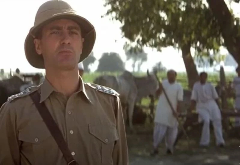   फिल्म में पुलिस अधीक्षक के रूप में बैरी जॉन'Gandhi' (1982)