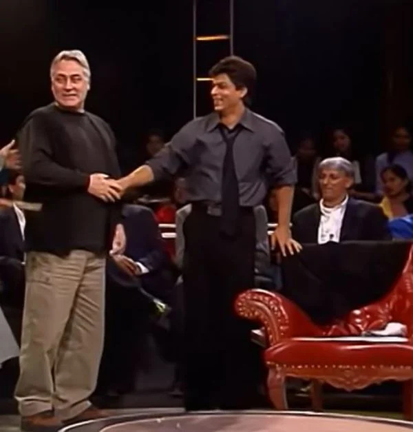   एक भारतीय टॉक शो में शाहरुख खान (दाएं) के साथ बैरी जॉन (बाएं) -'Jeena Isi Ka Naam Hai