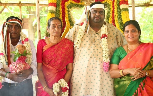   Равиндар Чандрасекаран с матерью (второй слева) и членами семьи