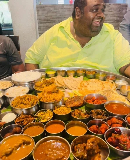   Равиндар Цхандрасекаран док једе јужноиндијску храну