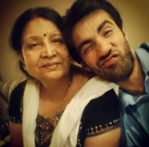   Avinash Tiwary annesiyle birlikte