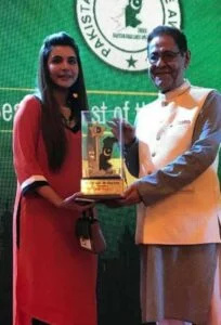   נידה יאסיר מצטלמת עם פרס מנחת תוכנית הבוקר הטובה ביותר בטקס פרסי ההישג של פקיסטן 2018