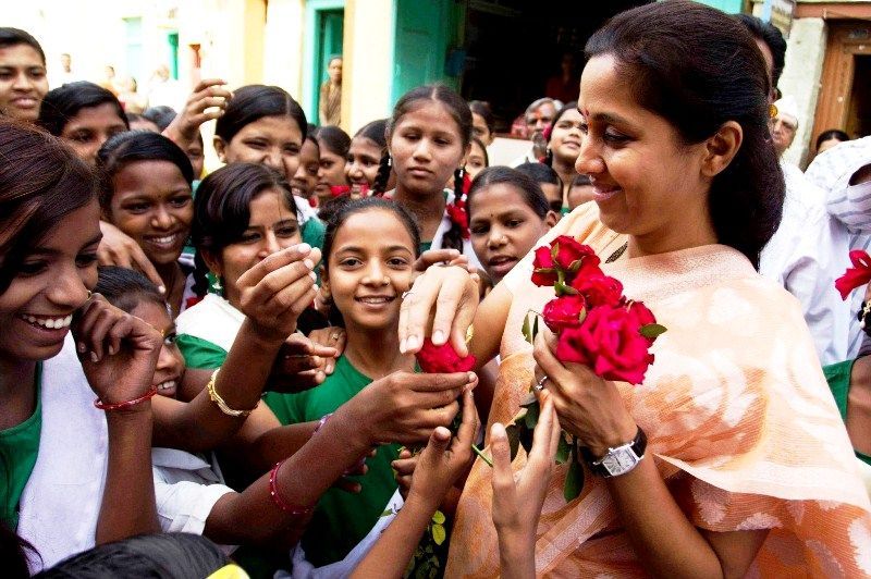 Дети приветствуют Суприю Суле перед кампанией по повышению осведомленности о женском оплодотворении