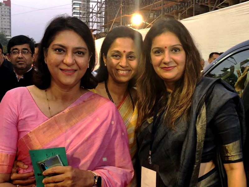 Supriya Sule com Priyanka Chaturvedi (direita) e Priya Dutt (esquerda)