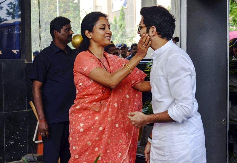 Supriya Sule memberi salam kepada Aditya Thackeray sebelum dia memasuki Maharashtra Vidhan Sabha