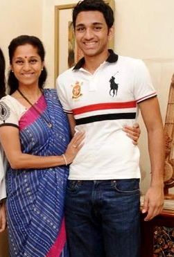 Supriya Sule com seu filho Vijay Sule