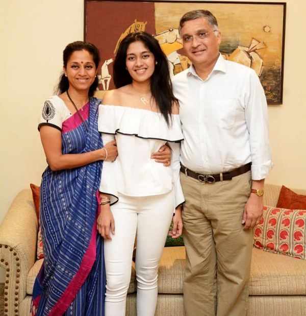 اپنی بیٹی ریوتی سول (وسط) کے ساتھ سوپریہ سول
