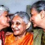 Sheila Dikshit kız kardeşleriyle birlikte