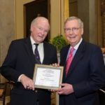 McConnell reçoit le prix du combattant de l'impôt