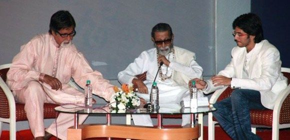 Aditya Thackeray (oikealla), Amitabh Bachchan (vasemmalla) ja hänen isoisänsä Bal Thackeray (keskellä)