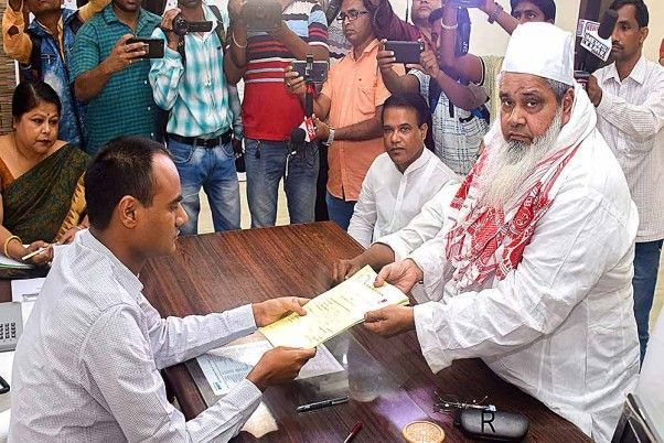 Người đứng đầu Mặt trận Dân chủ Thống nhất toàn Ấn Độ (AIUDF) Badruddin Ajmal nộp giấy tờ đề cử của mình để tranh cử từ khu vực bầu cử Dhubri trong cuộc bầu cử Lok Sabha