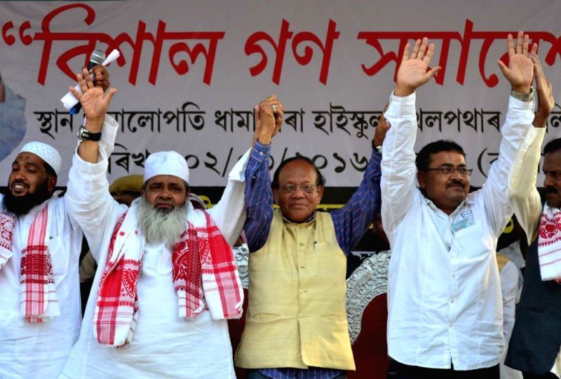 Maulana Badruddin sammen med sin bror Mohammad Sirajuddin Ajmal præsenterer et memorandum for den ærede premierminister Modi, der fremhæver flere emner, der er involveret i Assam