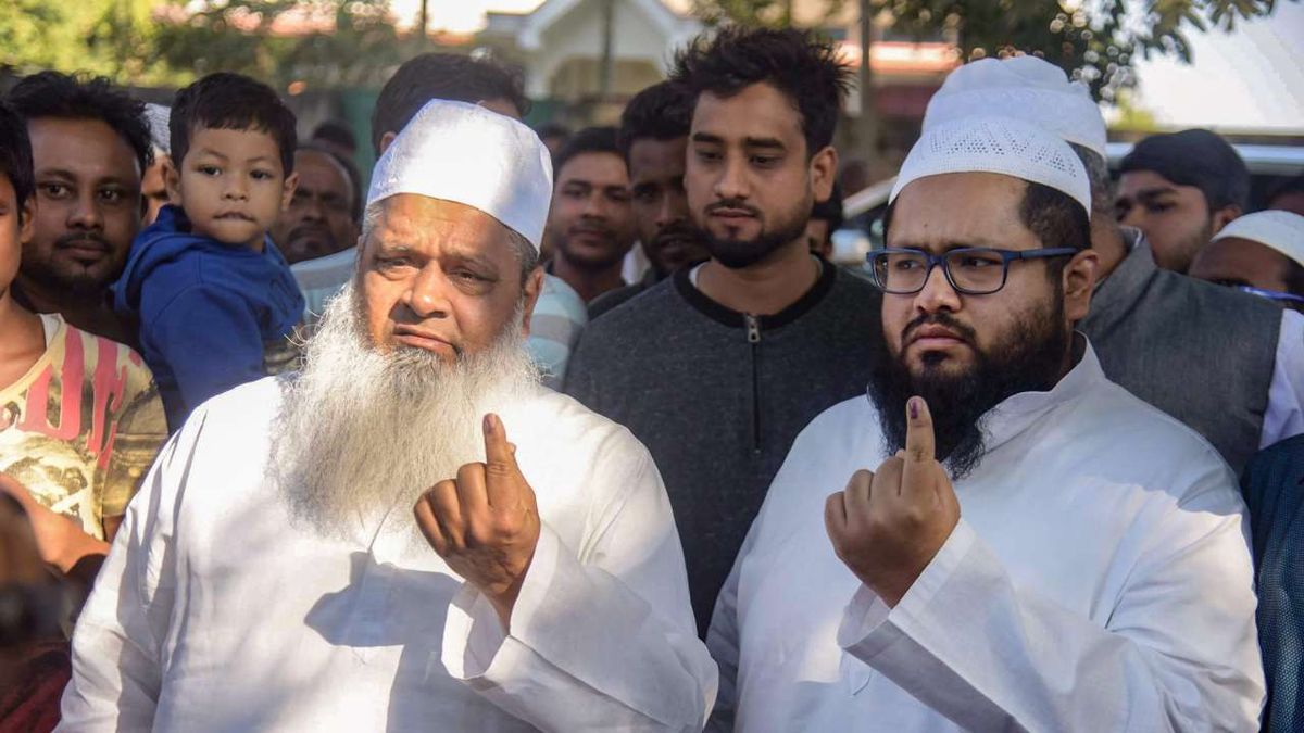 Maulana Badruddin Ajmal met zijn zoon Maulana Abdur Rahim Ajmal, na het uitbrengen van stemmen in Assam panchayat verkiezing 2018