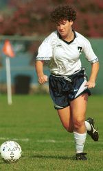 Amy McGrath gra w piłkę nożną