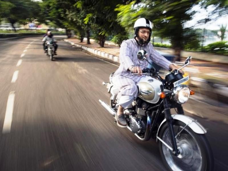Asaduddin Owaisi vozeći se motociklom